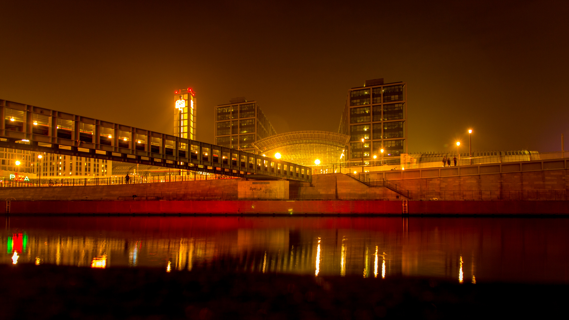 Berliner Hauptbahnhof bei Nacht