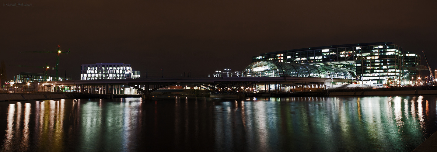 Berliner Hauptbahnhof bei Nacht