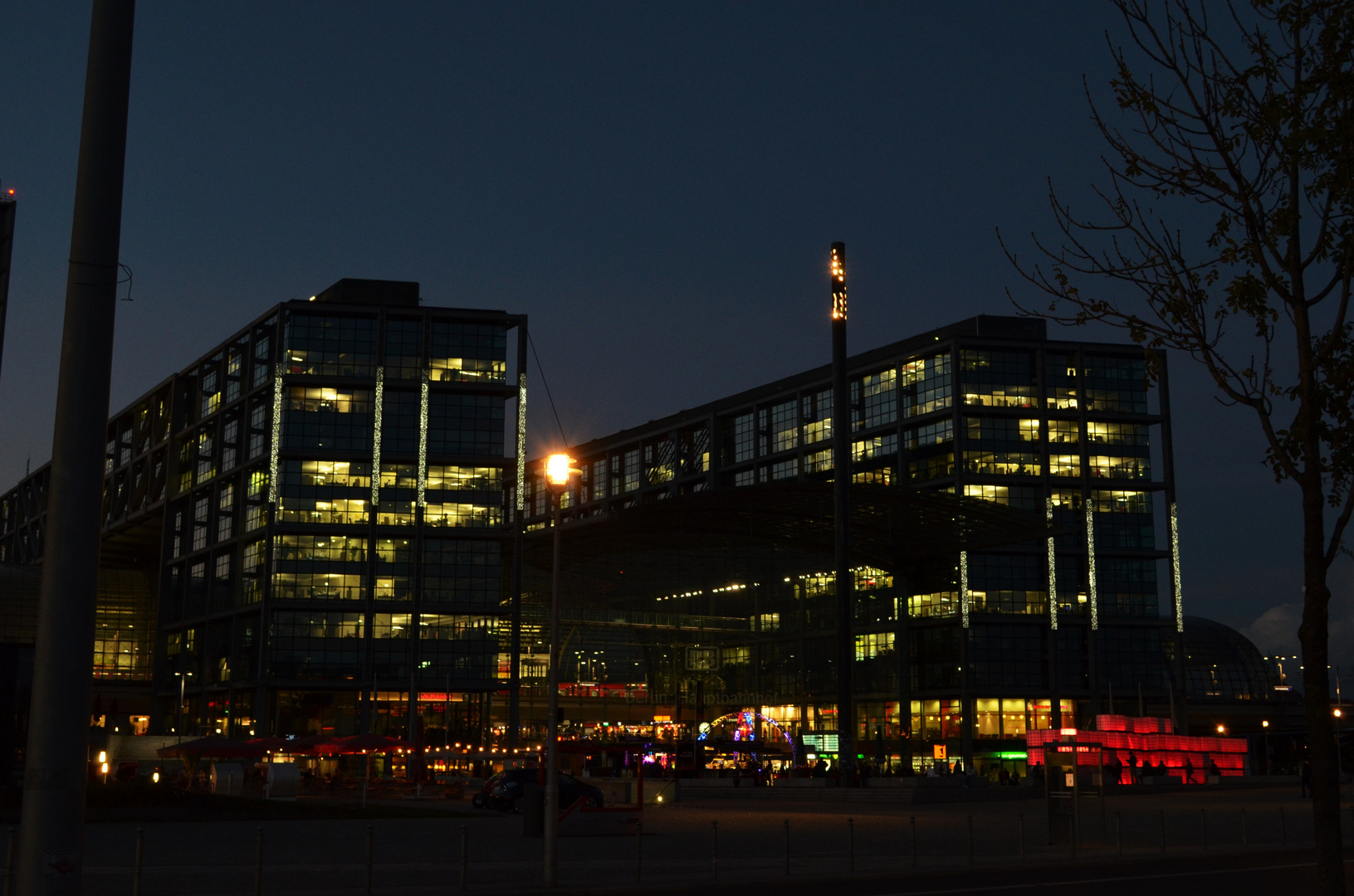 Berliner Hauptbahnhof mit Lichtinstallation