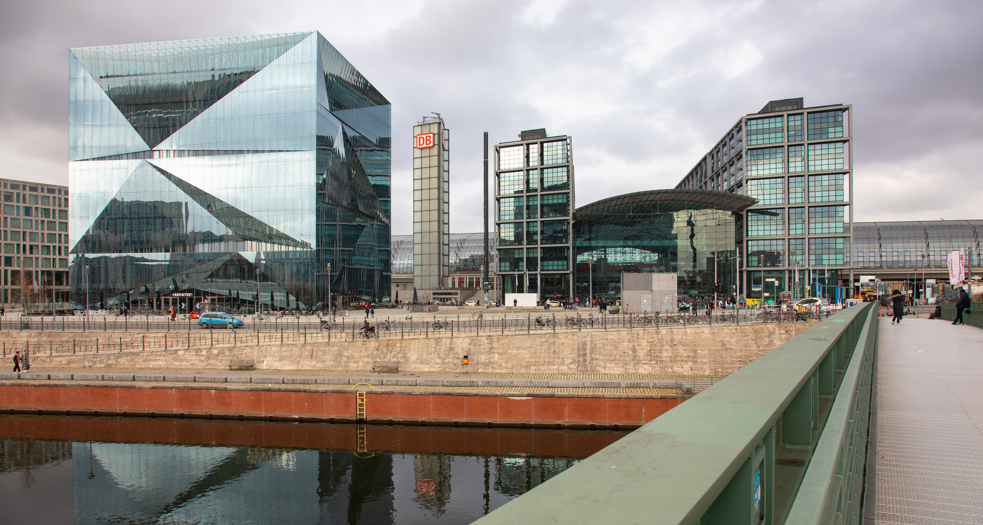 Berliner Hauptbahnhof und Cube