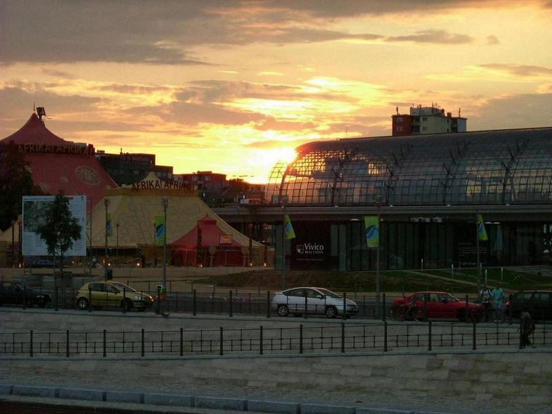 Berliner Hauptbahnhof und Veranstaltungszelt von Afrika - Afrika