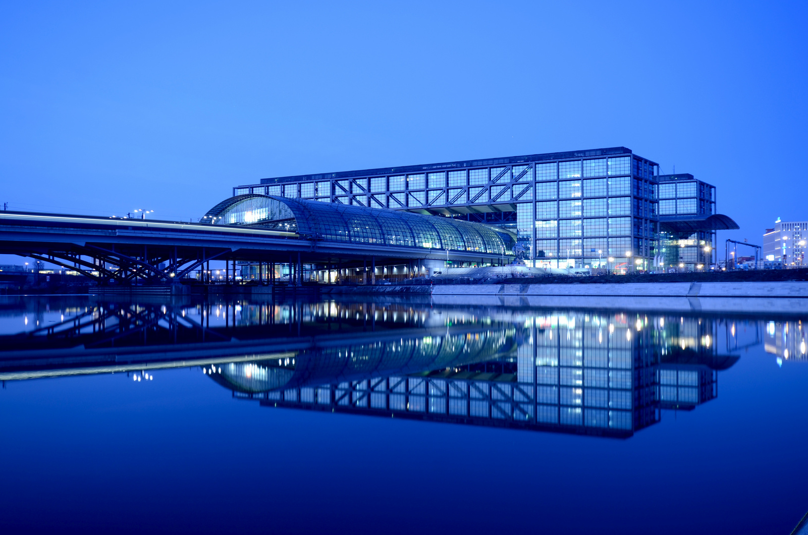 Berliner Hauptbahnhof zur blauen Stunde