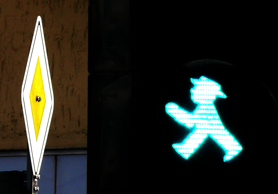 ...berliner impressionen...06...Vorfahrt für die Ampelmännchen...