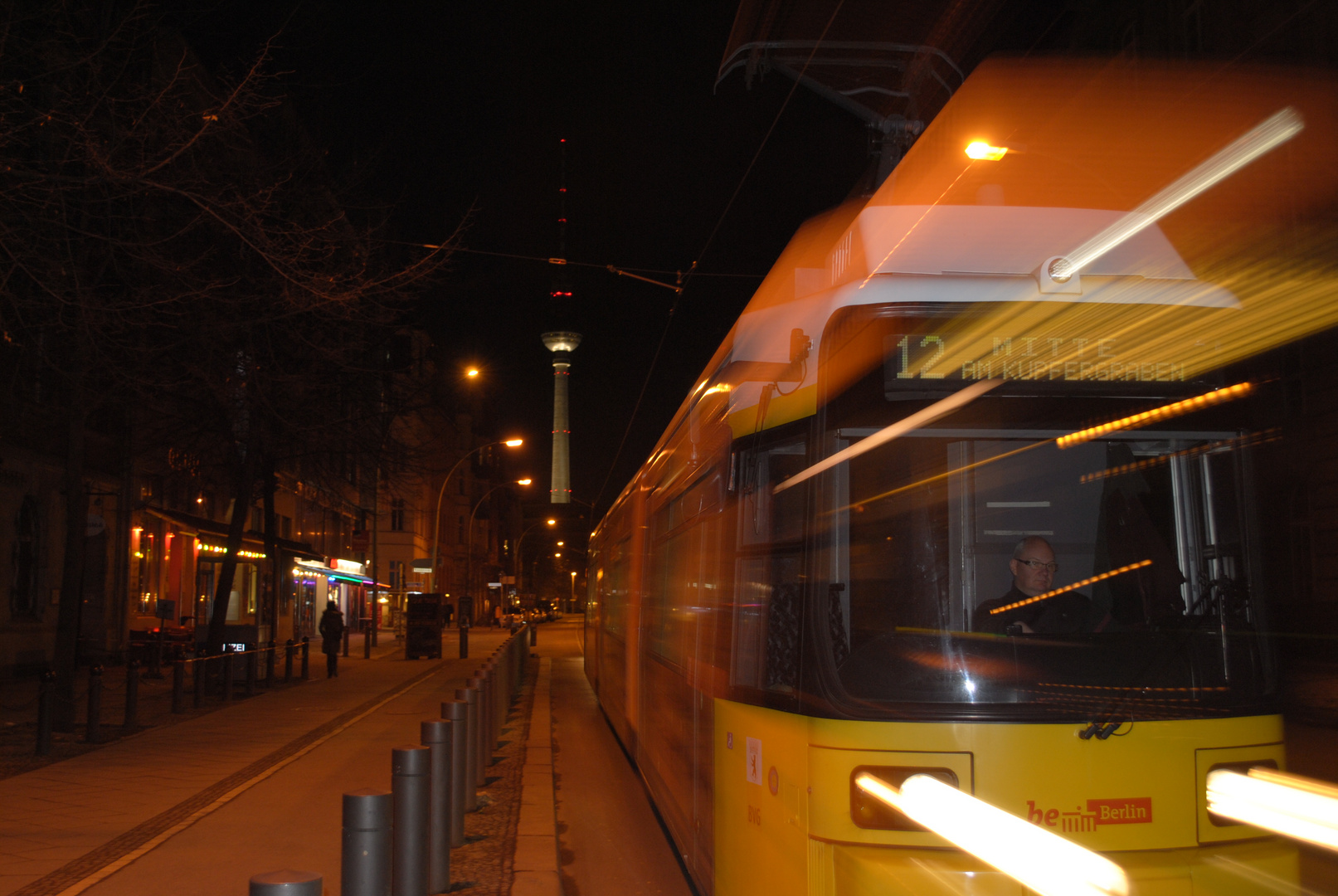 Berliner in der Nacht mit Straßenbahn