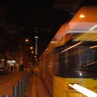 Berliner in der Nacht mit Straßenbahn