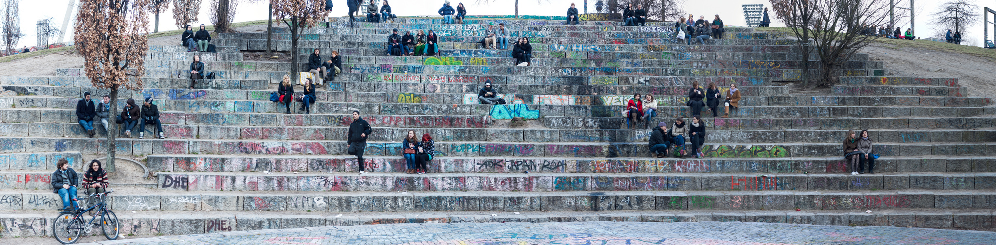 Berliner Mauerpark:Tribüne neben dem Friedrich-Ludwig-Jahn-Stadion