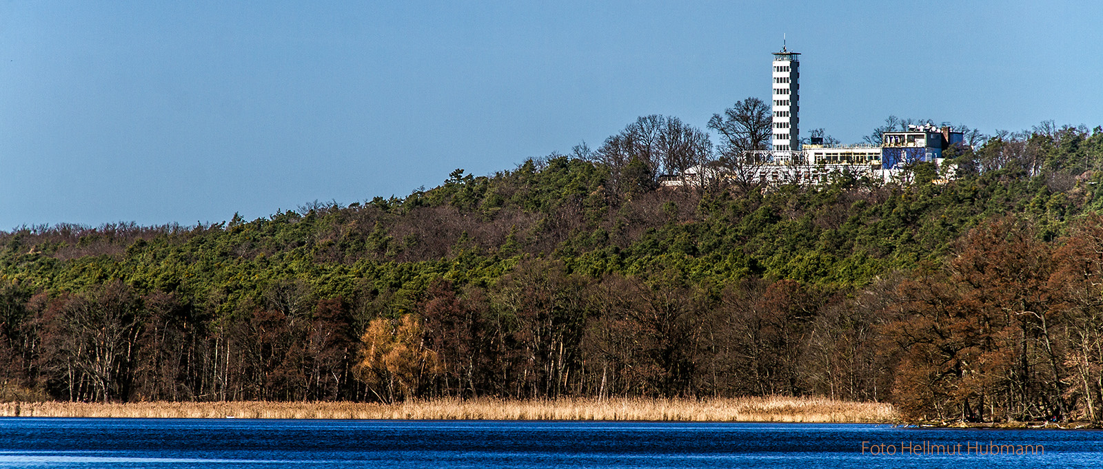 BERLINER MÜGGELTURM IN WINTERLICHER FARBIGKEIT