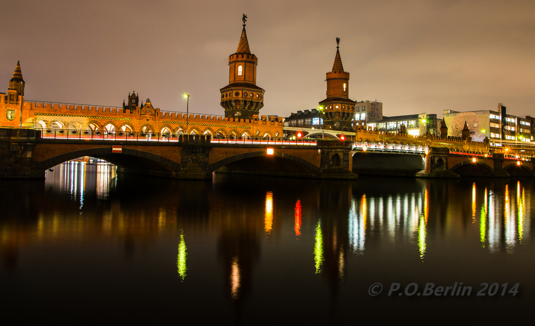 Berliner Oberbaumbrücke bei Nacht