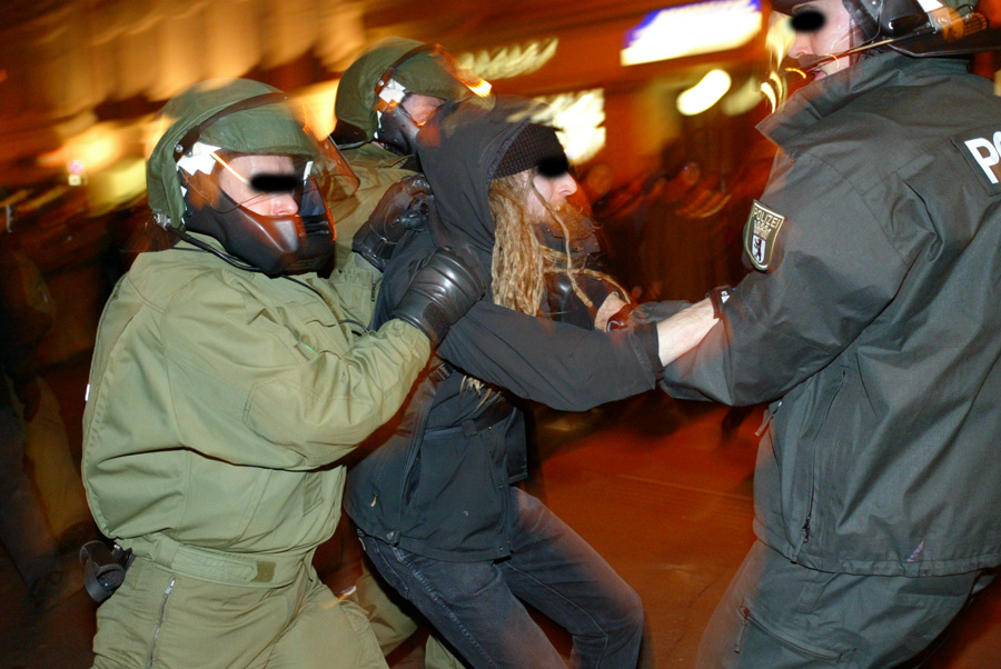 Berliner Polizei führt einen Demonstranten ab...