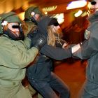 Berliner Polizei führt einen Demonstranten ab...