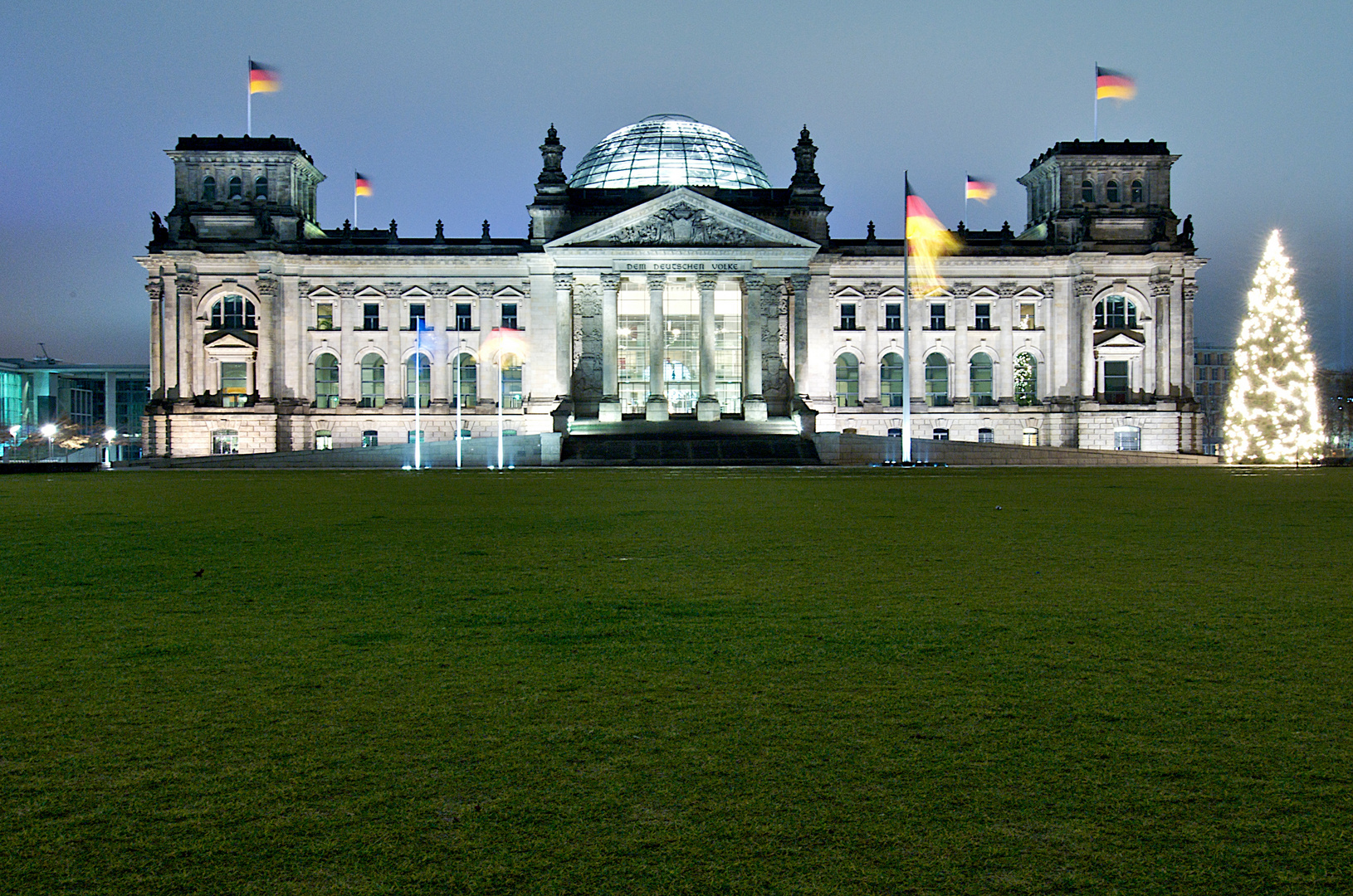 Berliner Reichstag bei Nacht