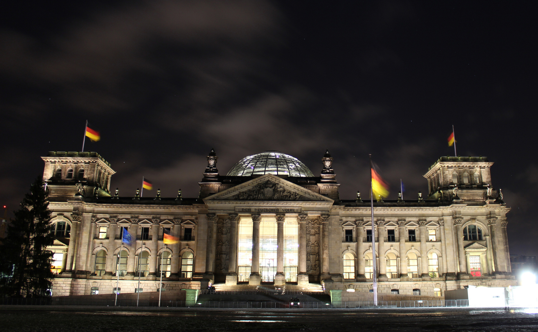 Berliner Reichstag bei Nacht und Sturm