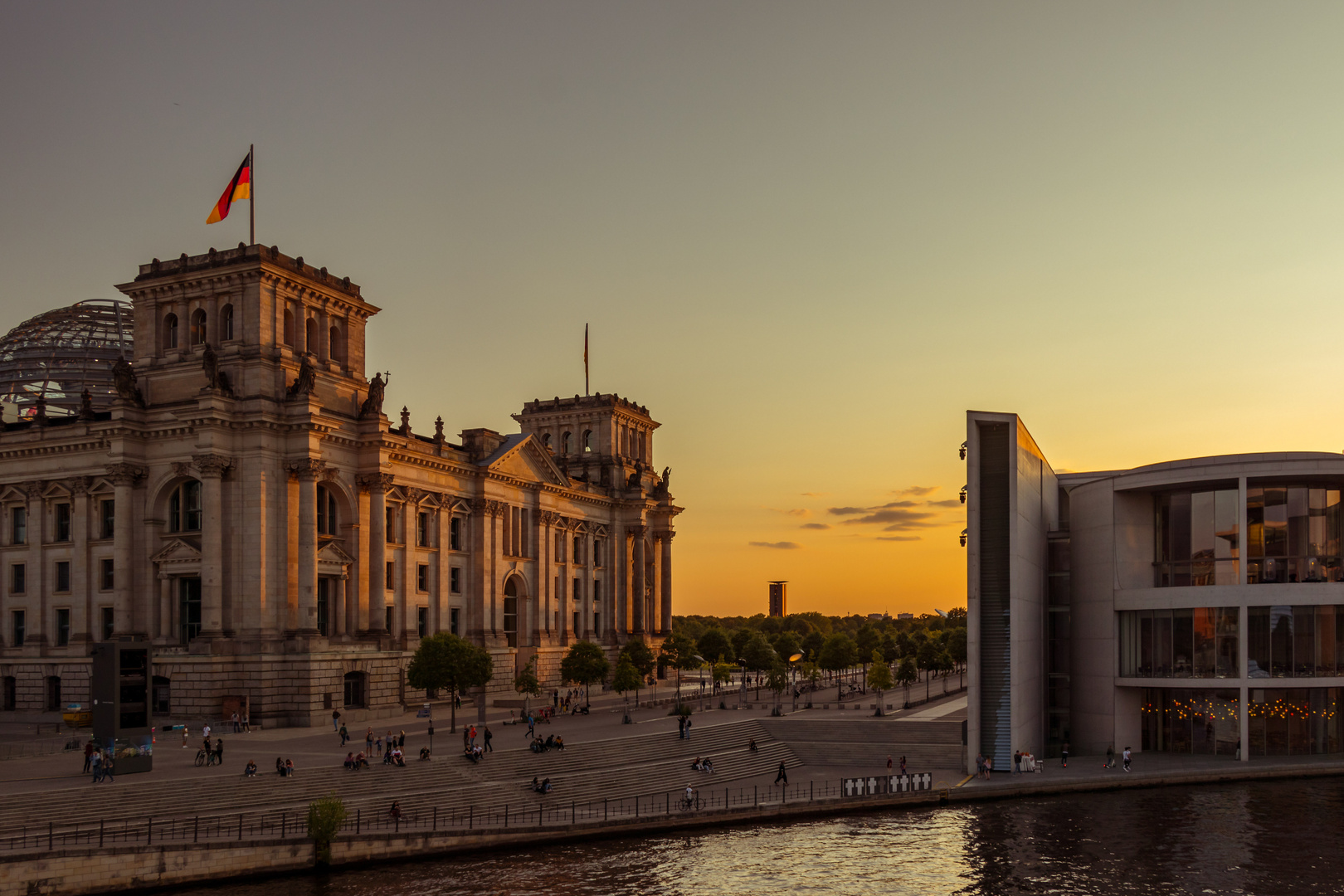 Berliner Reichstag im Sonnenuntergang