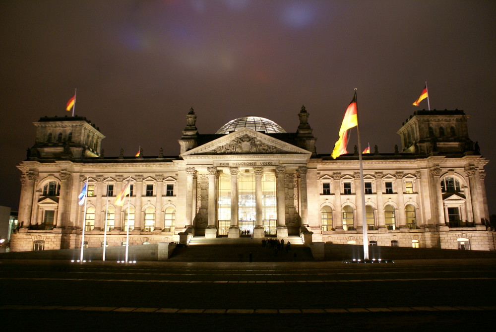 Berliner Reichstag zur Lightshow 2008