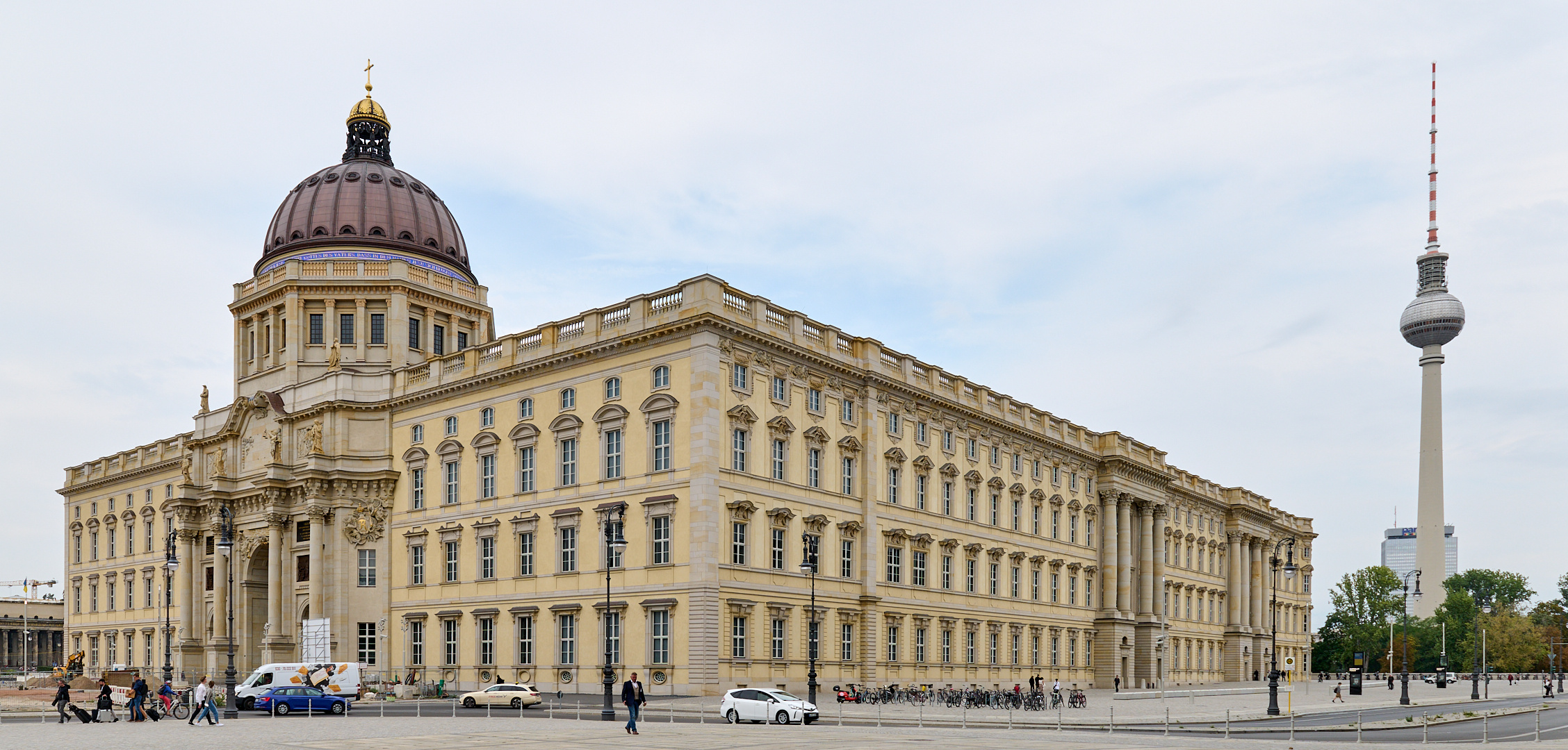 Berliner Schloss, in ihm befindet sich das Humboldt Forum, rechts im Hintergrund der Berliner....