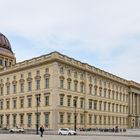 Berliner Schloss, in ihm befindet sich das Humboldt Forum, rechts im Hintergrund der Berliner....