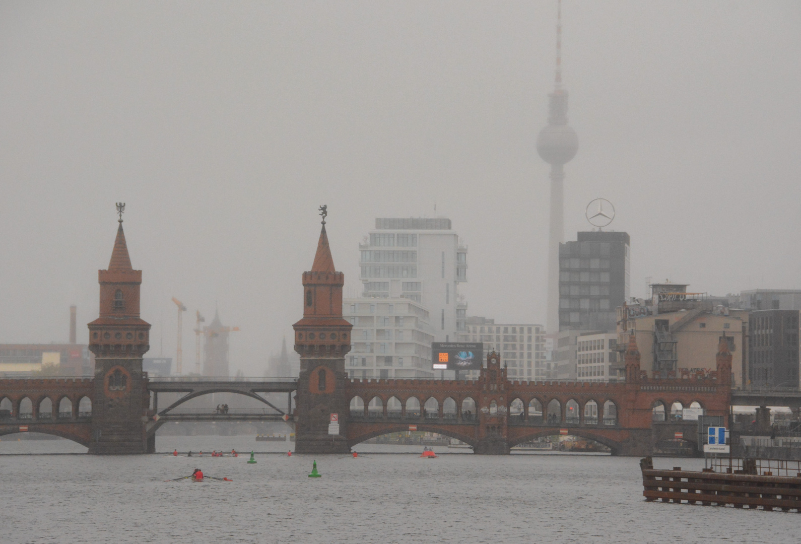 Berliner Skyline im Märznebel