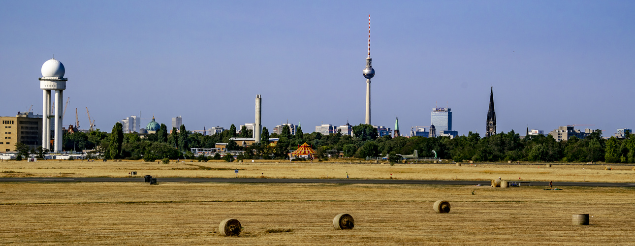 Berliner Skyline vom Tempelhofer Feld 
