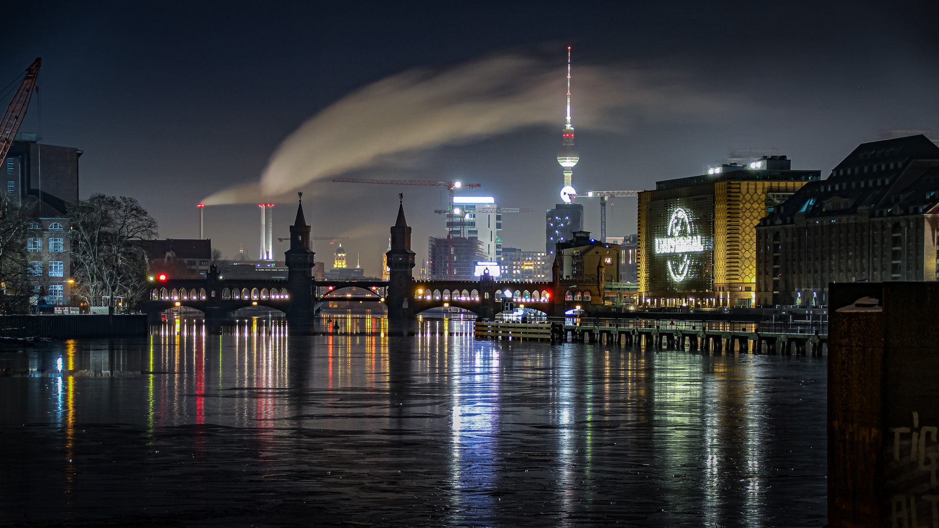 Berliner Spree bei Nacht im Winter