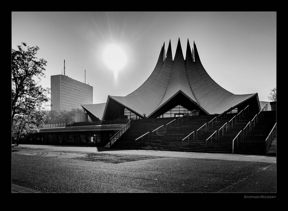 Berliner Tempodrom in der Morgensonne