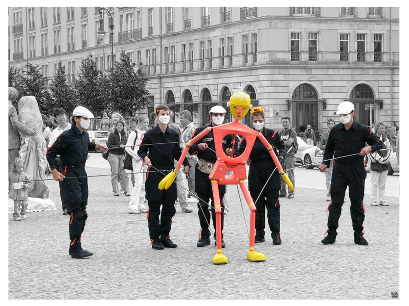 Berlin_Pariser-Platz_Streetshow_a2005