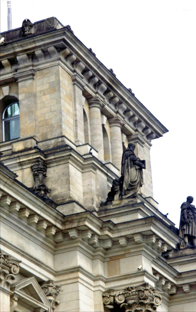 Berlin,Reichtstag-  Eckturm mit Verzierungen und  3 Figuren