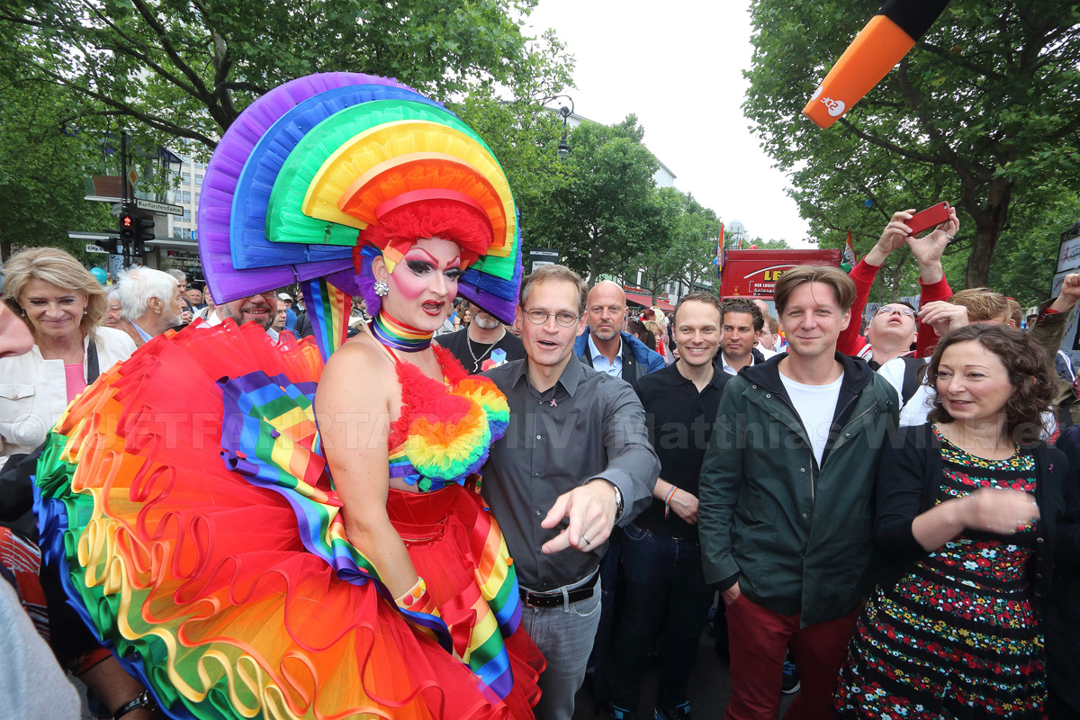 Berlins Regierender Bürgermeister Michael Müller auf dem CSD 2015