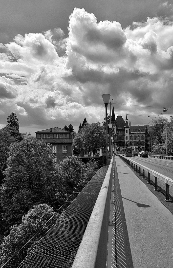  Bern, Wolken, Brücke, Museen und Bar.