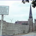 Bernauer Straße mit Versöhnungskirche in Berlin.