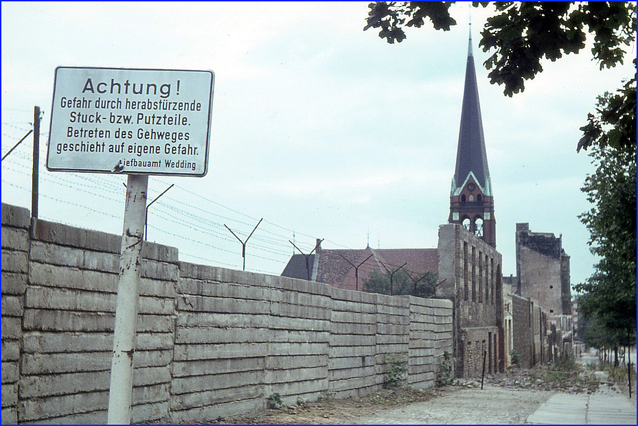 Bernauer Straße mit Versöhnungskirche in Berlin.