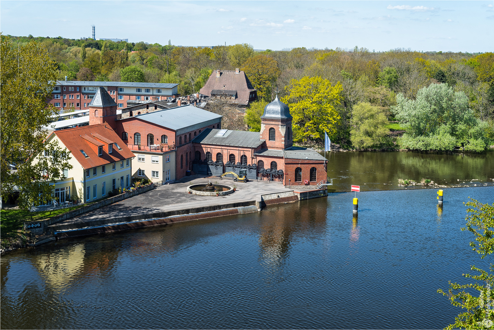 Bernburg, Blick zum Wasserkraftwerk