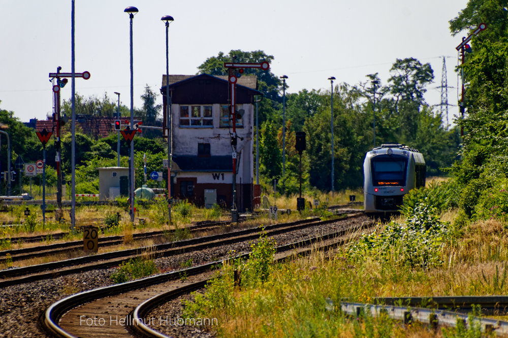 BERNBURG. IM FLIMMERN EINES SOMMERTAGES VERSCHWINDET DER TRIEBWAGEN