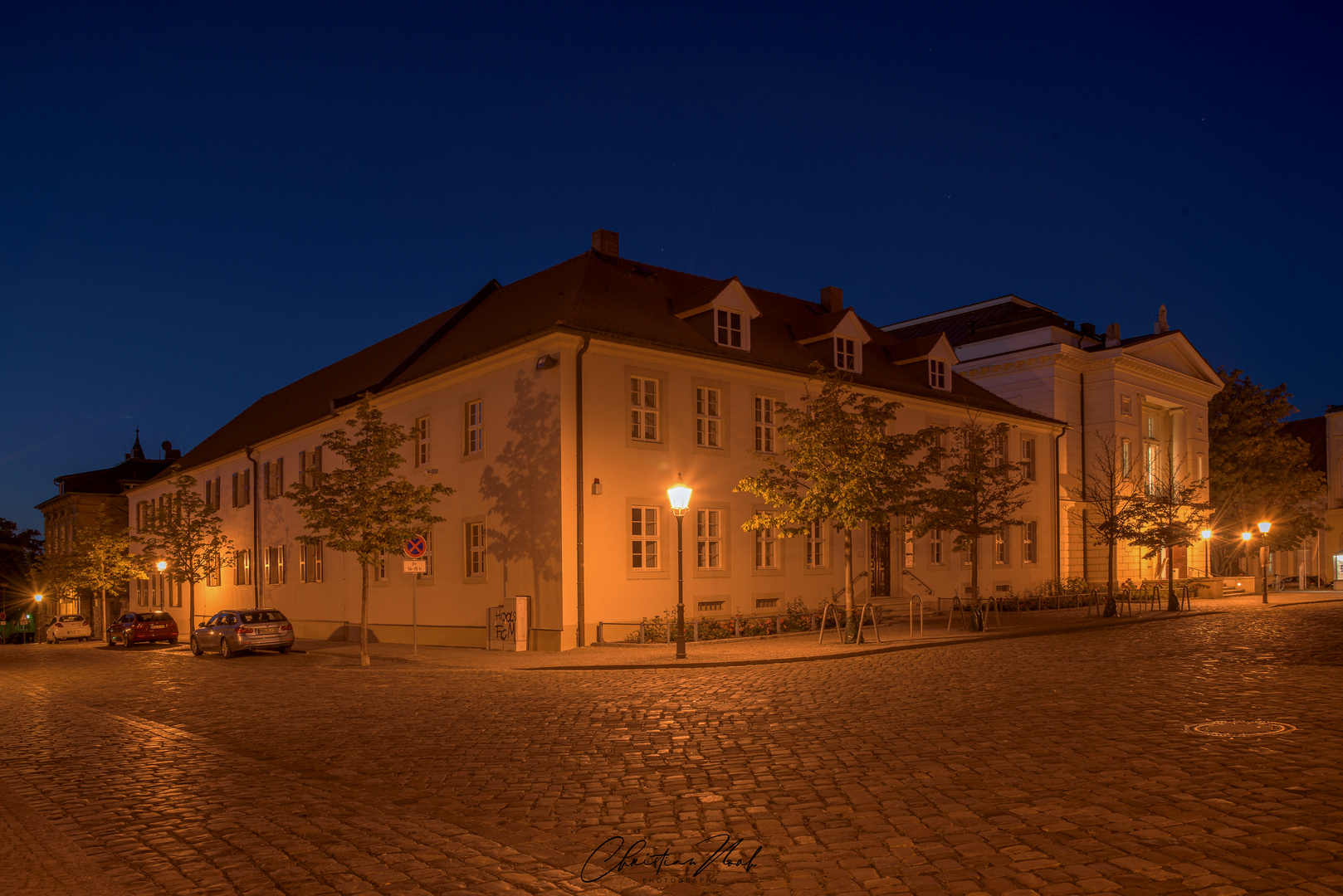 Bernburg - Schlosstraße mit Theater zur blauen Stunde