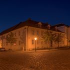 Bernburg - Schlosstraße mit Theater zur blauen Stunde