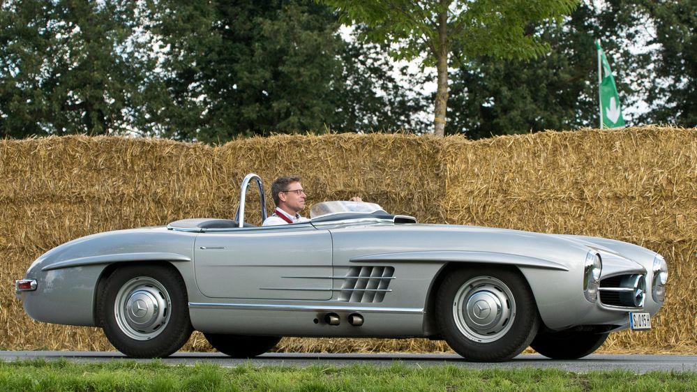 Bernd Mayländer im umgebauten 300 SL Roadster