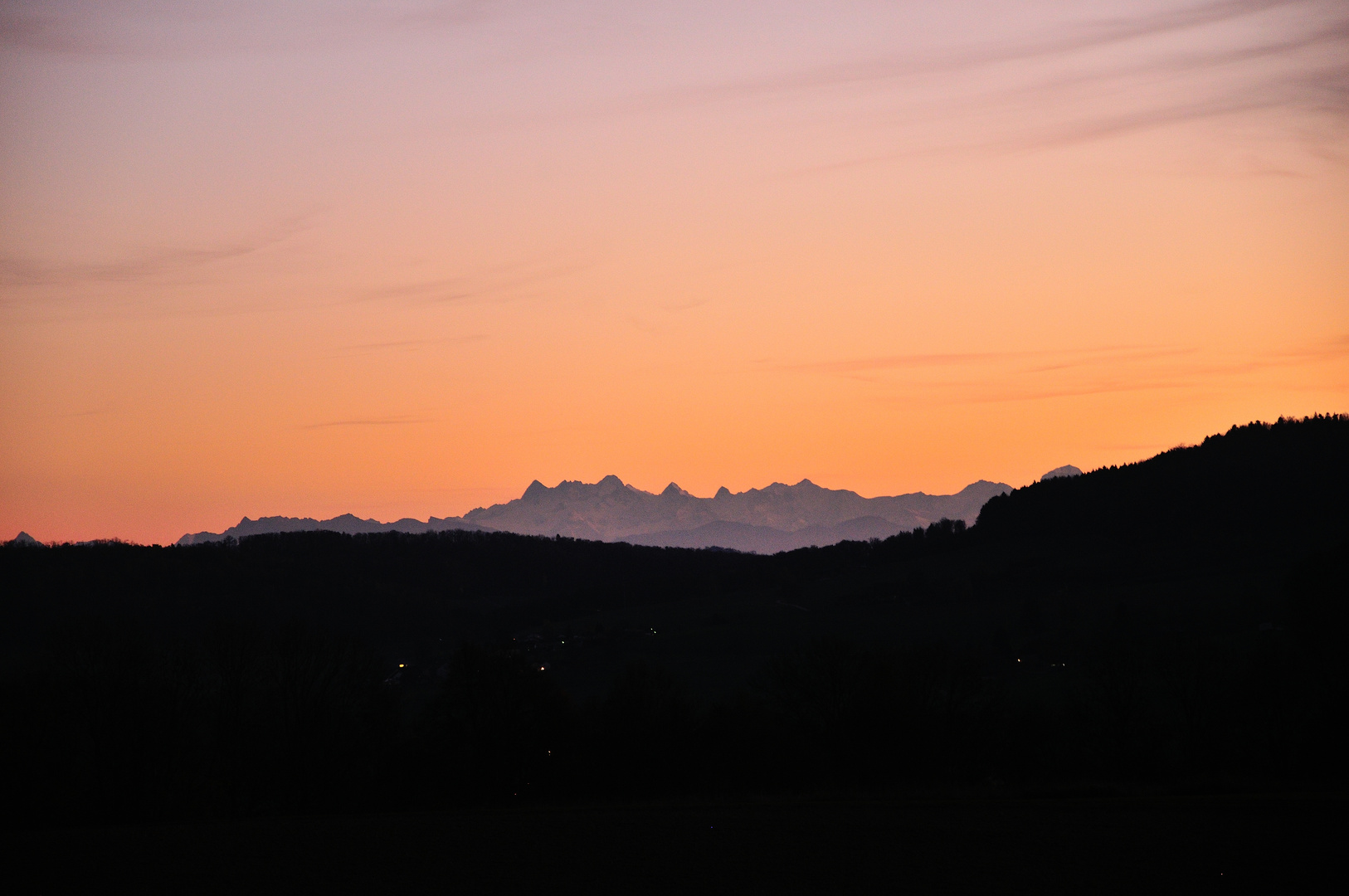 Berner Alpen in der Abenddämmerung