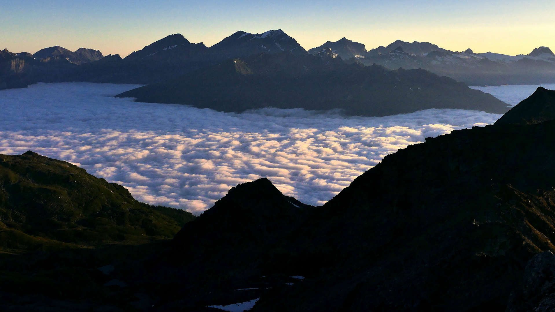 Berner Oberland und überwölktes Rhonetal von Bella Tola