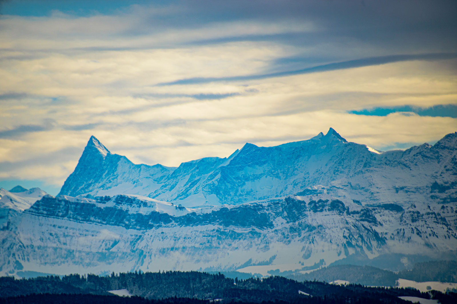 Berneralpen mit Finsteraarhorn