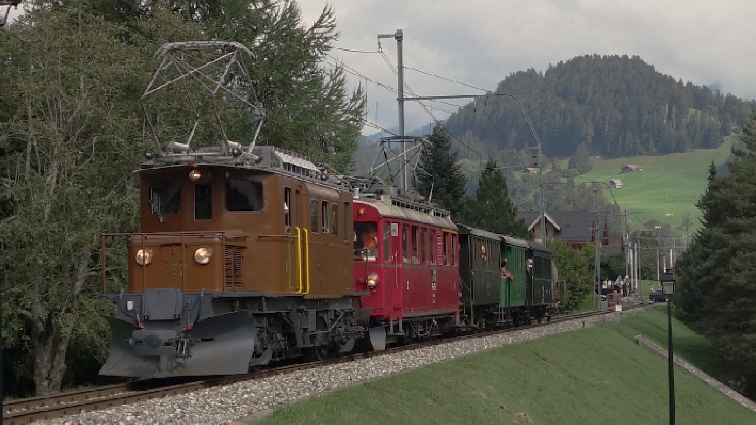 Bernina Krokodil RhB 182 und Bernina Triebwagen RhB 35 auf der MOB bei Rougement VD