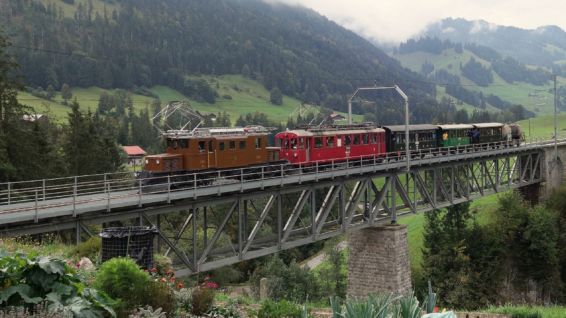 Bernina Krokodil RhB 182 und Bernina Triebwagen RhB 35 auf der Montreux - Berner Oberland Bahn (MOB)