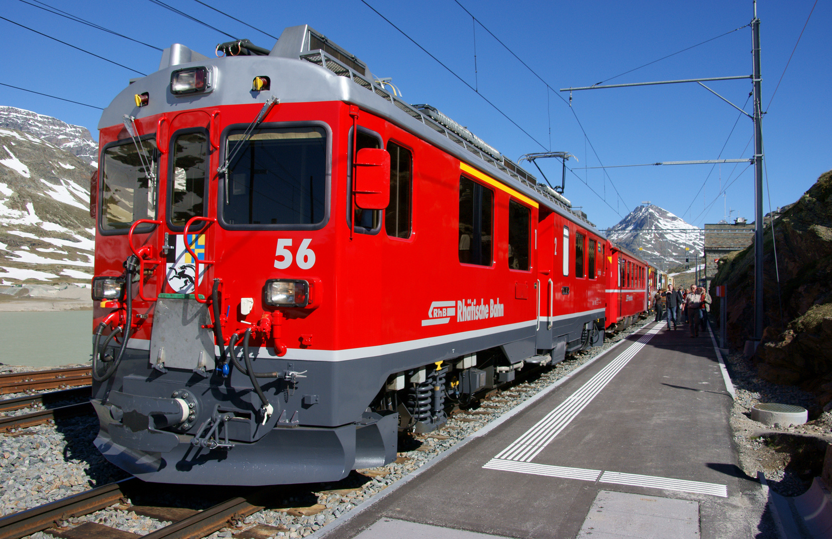 Berninaexpress beim Halt auf Ospizio Bernina