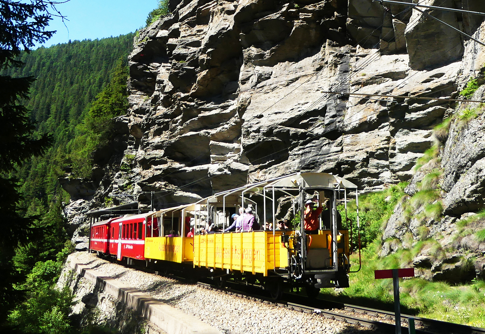 Berninaexpress mit Panoramawagen