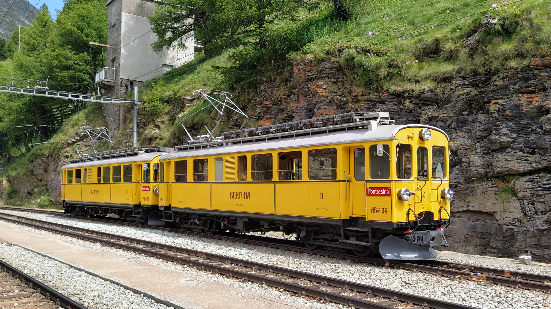 Berninatriebwagen auf Alp Grüm