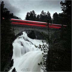 Berninawasserfälle mit Viadukt der Rhätischen Bahn