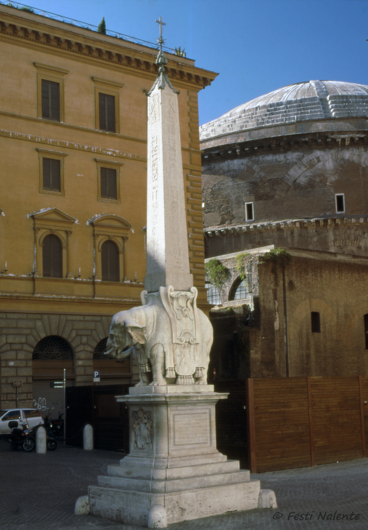 Berninis Elefant (im Hintergrund das Pantheon)