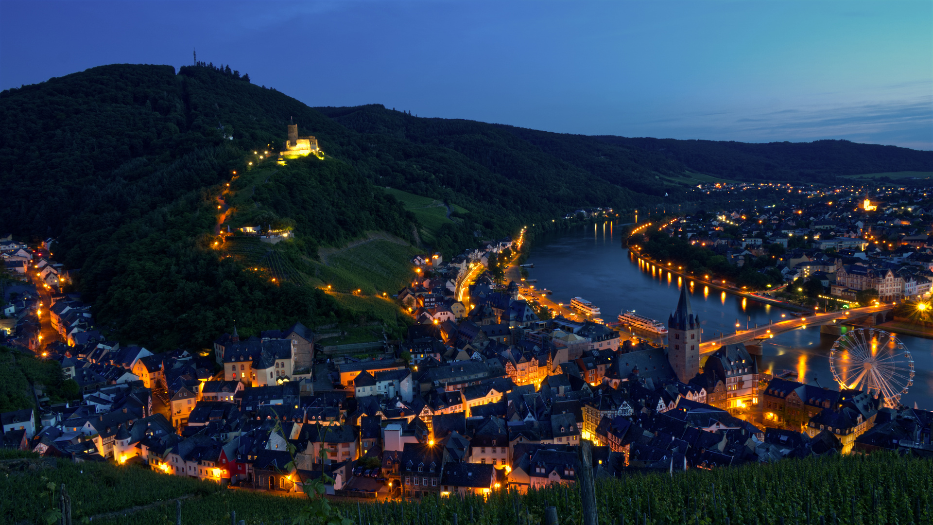 Bernkastel-Kues und Burgruine in der Romantik der Blauenstunde 