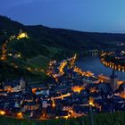 Bernkastel-Kues und Burgruine in der Romantik der Blauenstunde 