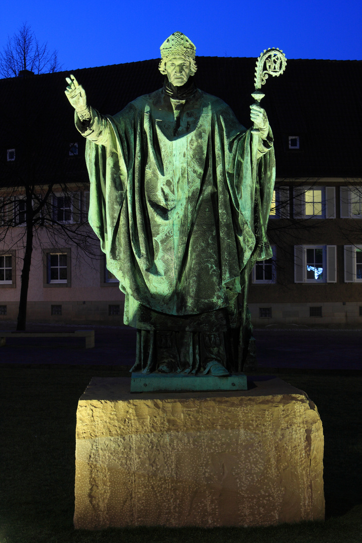 Bernwardsdenkmal am Dom