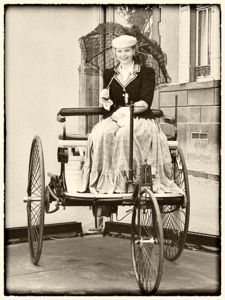 Bertha Benz auf Benz Motorwagen Nr. 3