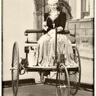 Bertha Benz auf Benz Motorwagen Nr. 3